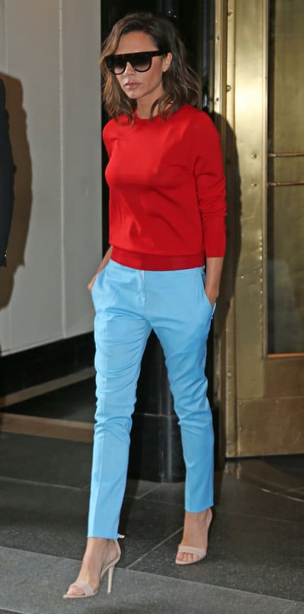 Виктория Бекхэм в красном свитере и голубых брюках